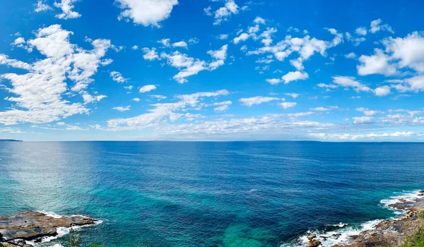 Tam HD duvar kağıdı arka plan kristal berrak deniz, beyaz bulutlu mavi gökyüzü güzel deniz manzarası. Kaya bileşimi doğa kıyı manzarası.