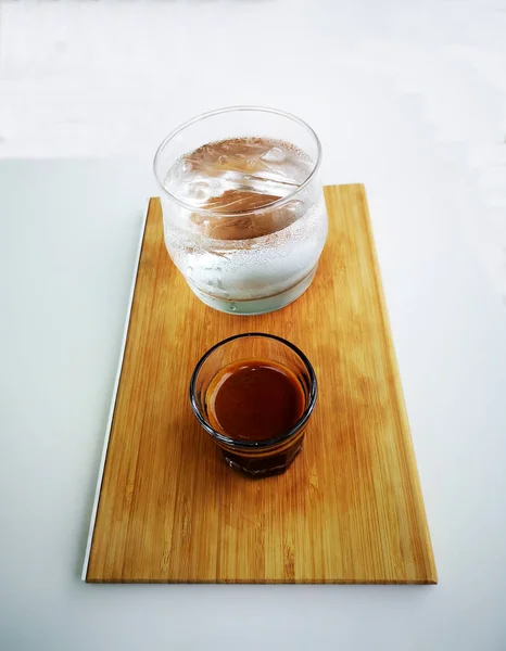 Camda Duble Espresso Ahşap Tepside Buzlu Beyaz Arka Planda Izole — Stok fotoğraf