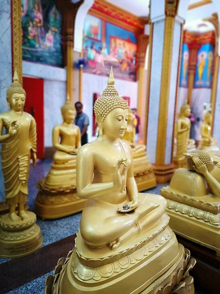 Altın Buda heykelinin yan görünüşü tapınakta Tayland heykelinin aydınlatılması. Phuket, Tayland.