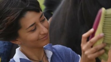 Fırçalama ve bir at yavaş hareket Temizleme kız