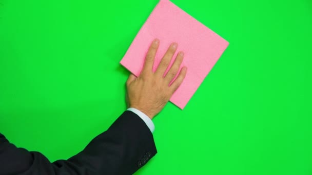 Limpieza de la mano del hombre superficie verde con trapo - En una pantalla verde — Vídeo de stock