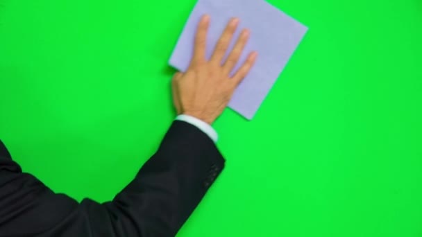 Limpieza de la mano del hombre superficie verde con trapo - En una pantalla verde — Vídeo de stock