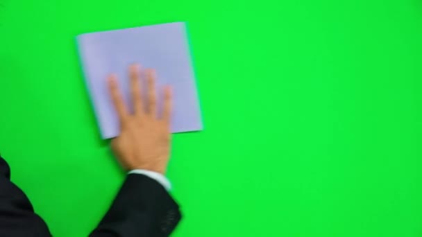 Του ανθρώπου χέρι καθαρισμού πράσινο επιφάνεια με πανί - σε μια πράσινη οθόνη — Αρχείο Βίντεο