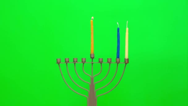 El hombre está encendiendo una vela para la fiesta judía de Hanukkah — Vídeo de stock