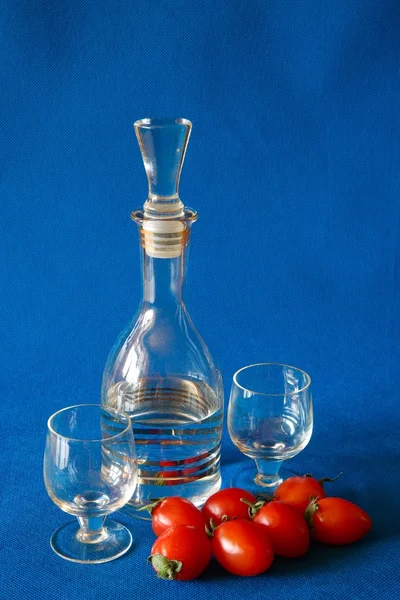 Carafe et verre, et tomates. 4 — Photo