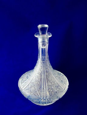 Mavi bir arka plan üzerinde sürahi