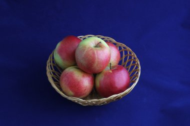 Mavi arkaplanda kırmızı elmalar