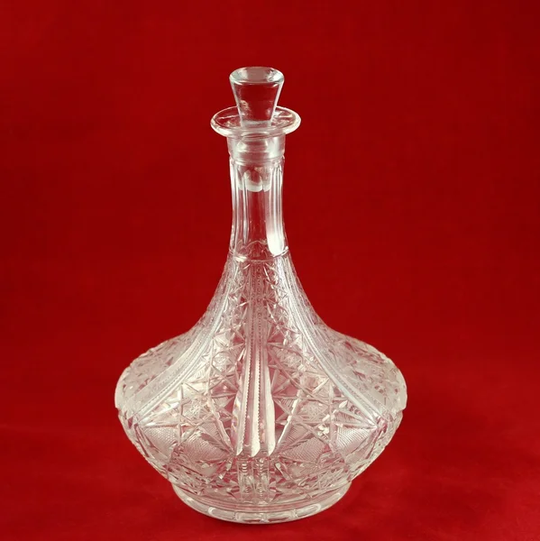 Kırmızı zemin üzerine sürahi.