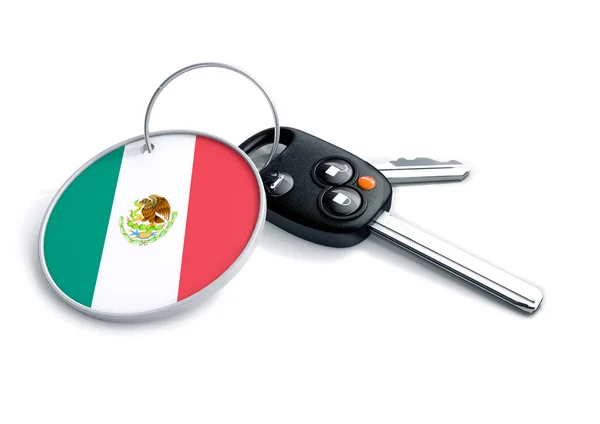 Juego de llaves de coche con llavero y bandera del país. Concepto de precios de automóviles, comprador o vendedor de un vehículo en México — Foto de Stock