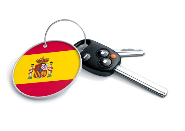 Juego de llaves de coche con llavero y bandera del país. Concepto de precios de automóviles, comprador o vendedor de un vehículo en España —  Fotos de Stock