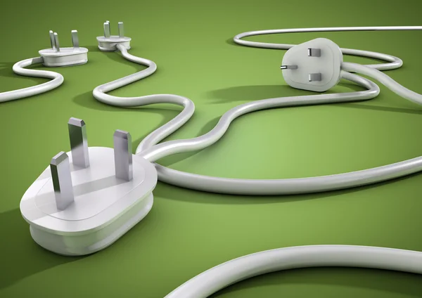 Электрические кабели и вилки лежат на зеленой гладкой поверхности и перекрывают друг друга. Концепция потребления электроэнергии и электроэнергии потребителями . — стоковое фото