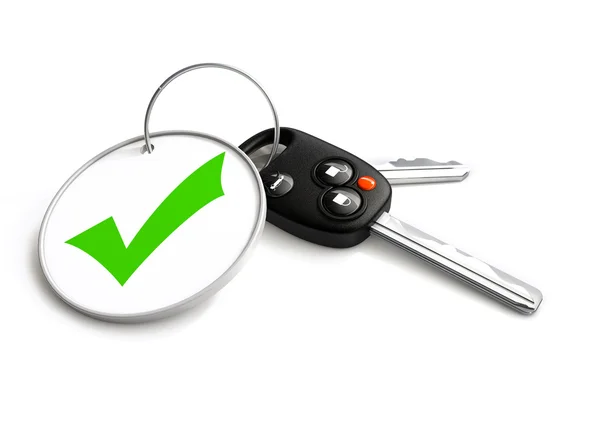 Τα κλειδιά του αυτοκινήτου με εγκεκριμένο τσιμπούρι σύμβολο σε μπρελόκ. Έννοια για περίπου — Φωτογραφία Αρχείου