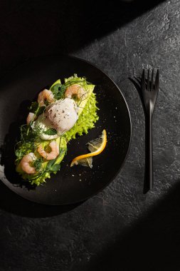 Avokado ve haşlanmış yumurtalı sandviç.