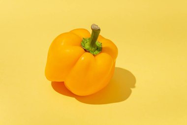 Sarı arka planda taze sarı biber.