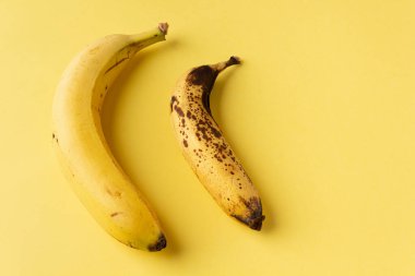 Sarı arka planda sarı muzlar