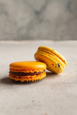 Açık gri arka planda çok renkli badem kurabiyesi.