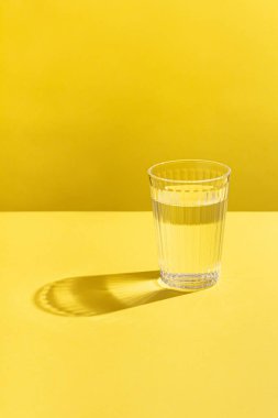 Limon ve naneli sarı bir zemin üzerinde taze su