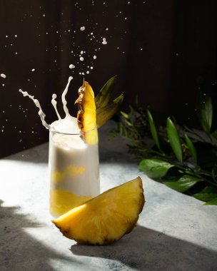 Serinletici pina colada serinletici ışık saçar