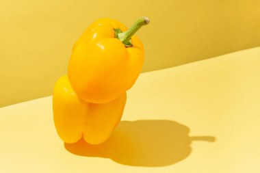 Sarı arka planda taze sarı biber.