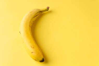 Sarı arka planda sarı muzlar