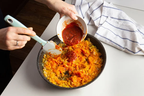 Mujer Agregando Salsa Tomate Las Verduras Cocina Casera — Foto de Stock