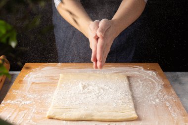 Kadın pişirecek, hamuru yuvarlayacak. Ev yemeği. Sürdürülebilir tüketim yiyeceği