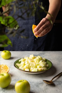 Elma suyu serpiştiren kadın. Ev yemeği. Sürdürülebilir gıda