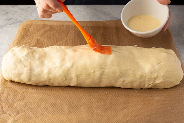 Mujer Hornear Rollo Pasteles Engrase Con Huevo Cocina Casera —  Fotos de Stock