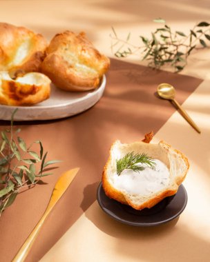 Kahverengi arka planda Yorkshire pudingi. Sert ışık, gölgeler