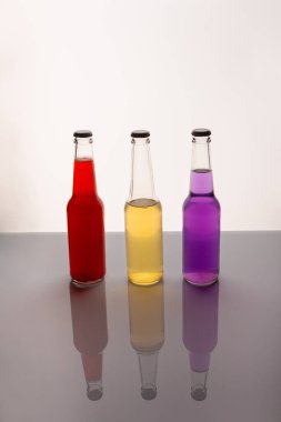 Akrilik camlı bir şişede kombu çayı