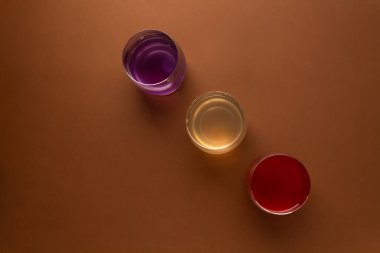 Kahverengi arka planda bir bardakta kombu çayı