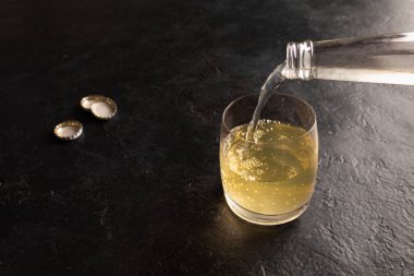 Siyah arka planda yeşil çay kombu çayı