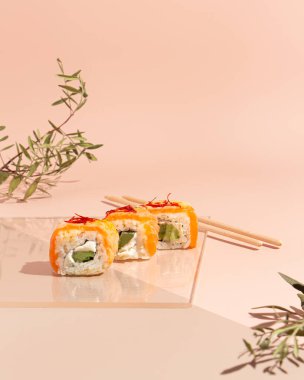 Pembe arka planda suşi ve dürüm. Dikey