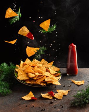 Biber ve tuzlu mısır cipsi. Yükselme