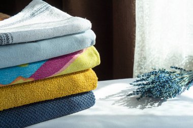 Ütü masasında ütülenmiş giysiler ve lavanta. Ev işleri, karantina