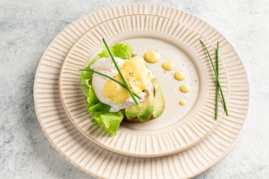 Tabakta yumurtalı Benedict, kaplama, yakın plan.