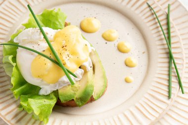 Tabakta yumurtalı Benedict, kaplama, yakın plan.