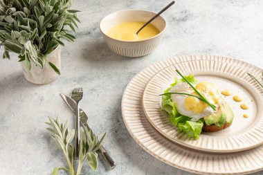 Benedict yumurtalı kahvaltı.