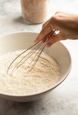 Pastayı tartmak için un tartmak. Ev yemeği.