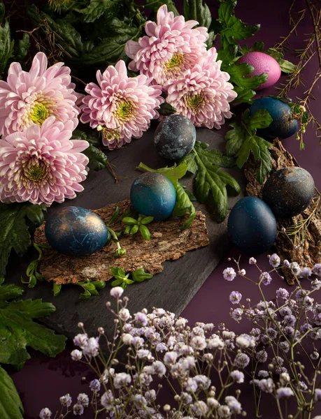 Dyed Easter Eggs Beautiful Chrysanthemum Gypsophila Flowers — Stock Photo, Image