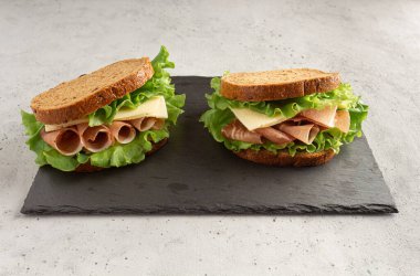 Jambonlu, peynirli ve salatalı sandviç. Ev yemeği.