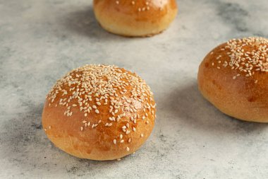 Gri arka planda hazır hamburger çörekleri. Ev yemeği.