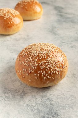 Gri arka planda hazır hamburger çörekleri. Ev yemeği.
