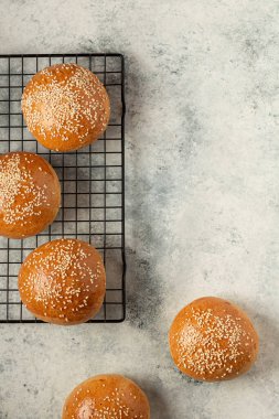 Gri bir arka planda hazır hamburger çörekleri. Ev yemeği.