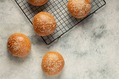 Gri bir arka planda hazır hamburger çörekleri. Ev yemeği.