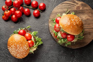 Kesme tahtasının üzerinde hazır pişmiş hamburger. Düz yatıyordu