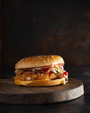 Kesme tahtasında çirkin bir hamburger.