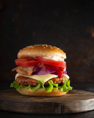 Kesme tahtasında lezzetli bir burger.