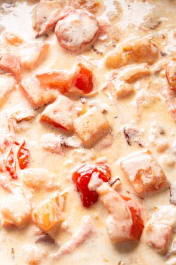 Kızartma tavasında kızartılmış domates ve pastırma, yakın plan. Carbonara, domatesli makarna ve peynir, parmesan peyniri, mozzarella peyniri, ev yapımı carbonara sosu, fırında makarna ve peynir.