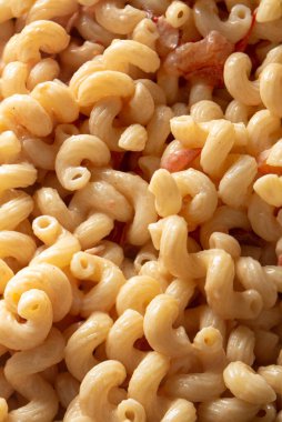 Makarna, spagetti, erişte, vermicelli yakın plan. Carbonara, domatesli fırında makarna, parmesan peyniri, mozzarella peyniri ev yapımı carbonara sosu, fırında makarna ve peynir. Basit, sıcak yemek.